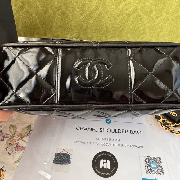 Chanel  SOLD vintage Black Quilted Leather Bag
Gold plated chain and zipper pull - Picture 8 of 12